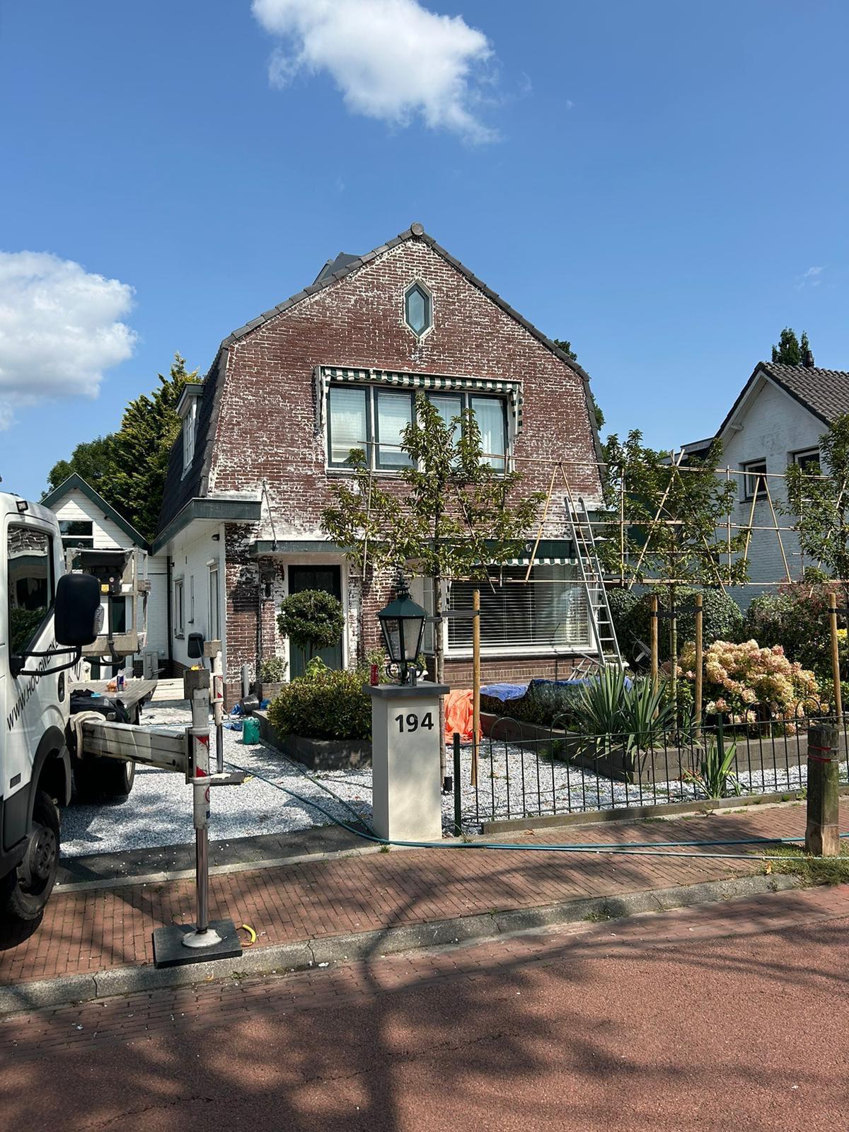 Opfrissen van de voorgevel van een woonhuis - Voor